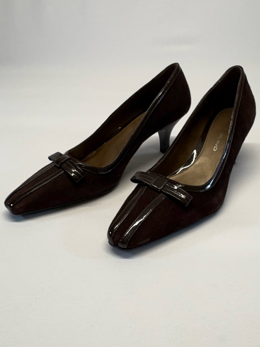 NWOT-Bandolino Genuine Suede & Patent Leather Kitten Heel Bow Pumps Size 7.5
